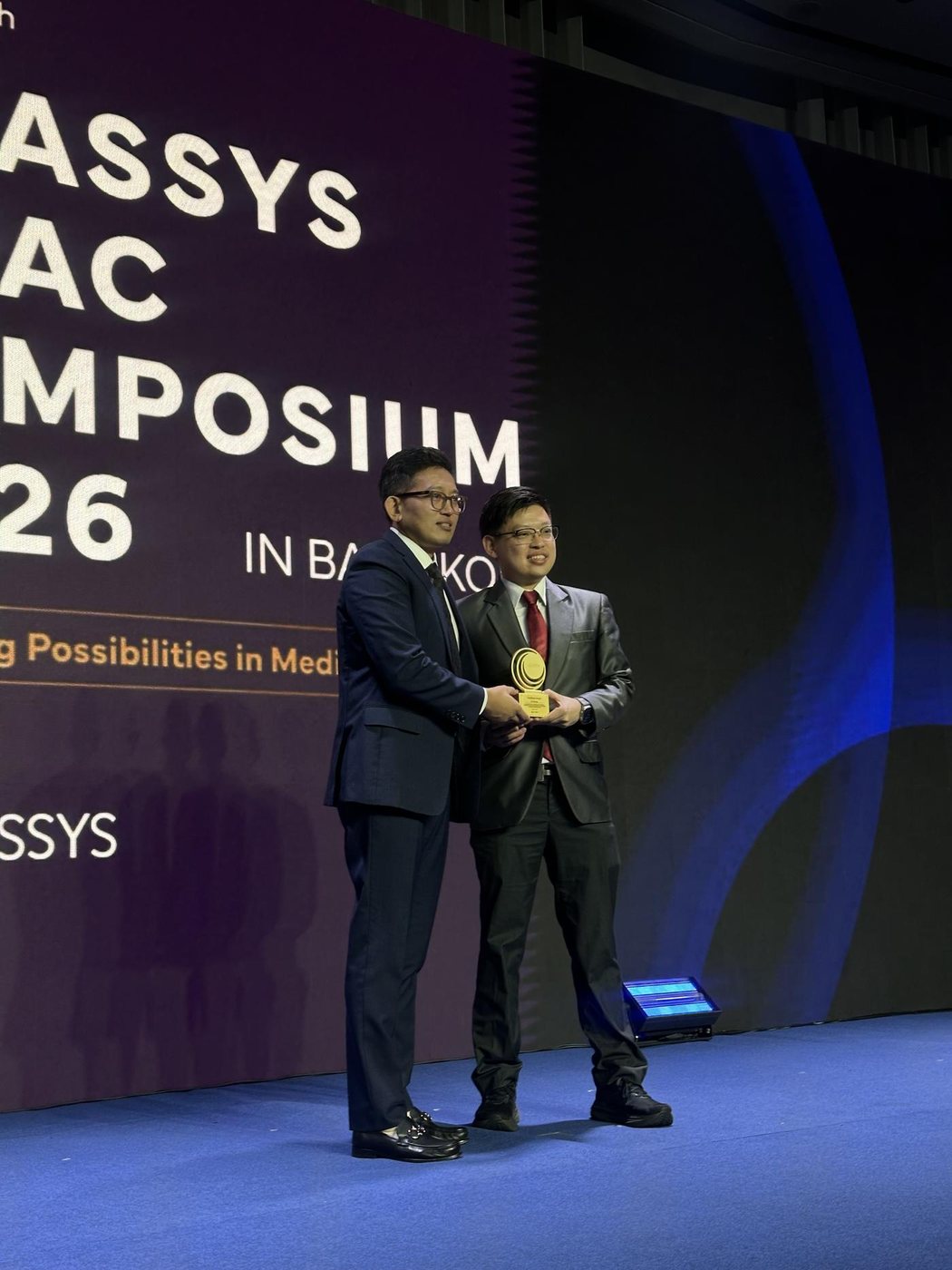 Dr. Sin Yong receiving the CLASSYS International KOL Award on stage — 7th CLASSYS APAC Symposium 2026