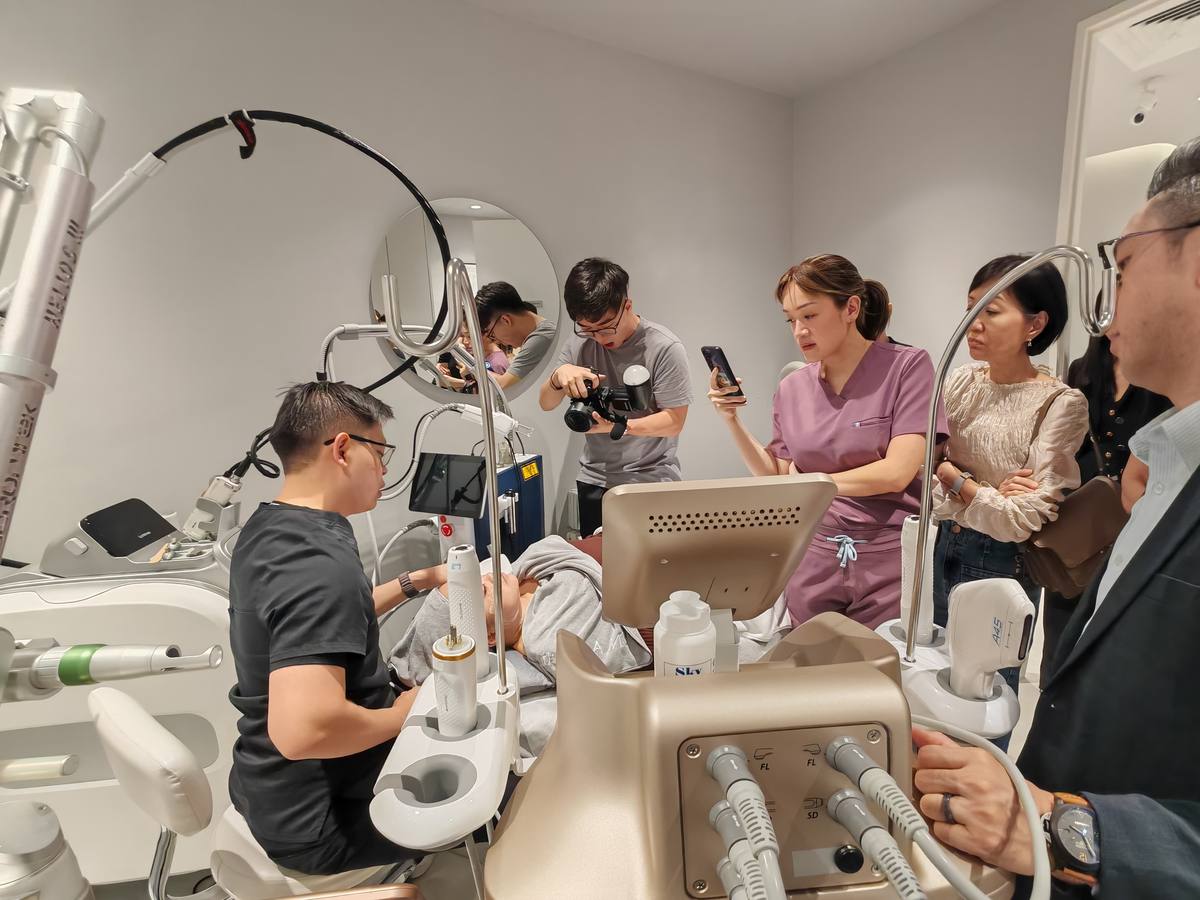 Dr. Sin Yong performing a live Doublo 2.0 treatment demonstration, Singapore 2025