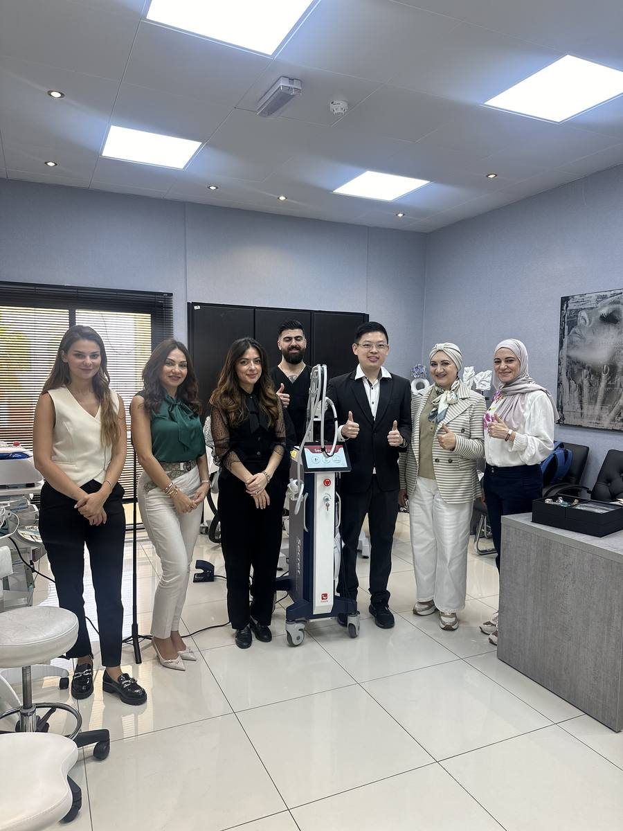 Dr. Sin Yong with attending physicians at a Dubai clinic during the ilooda KOL training, 2024