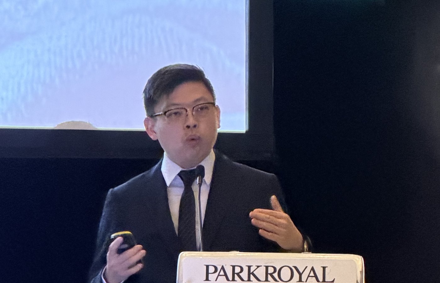 Dr. Sin Yong presenting “Second Gen Microwave Technology for Body Contouring” at the SAM Conference 2026, PARKROYAL on Beach Road